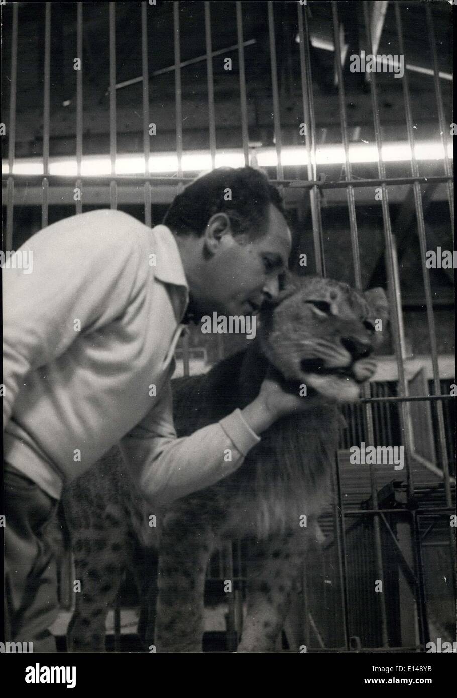 17. April 2012 - entdeckt Trainer für die Zirkus-Gespräche eng mit seinen Congoles Löwe Stockfoto