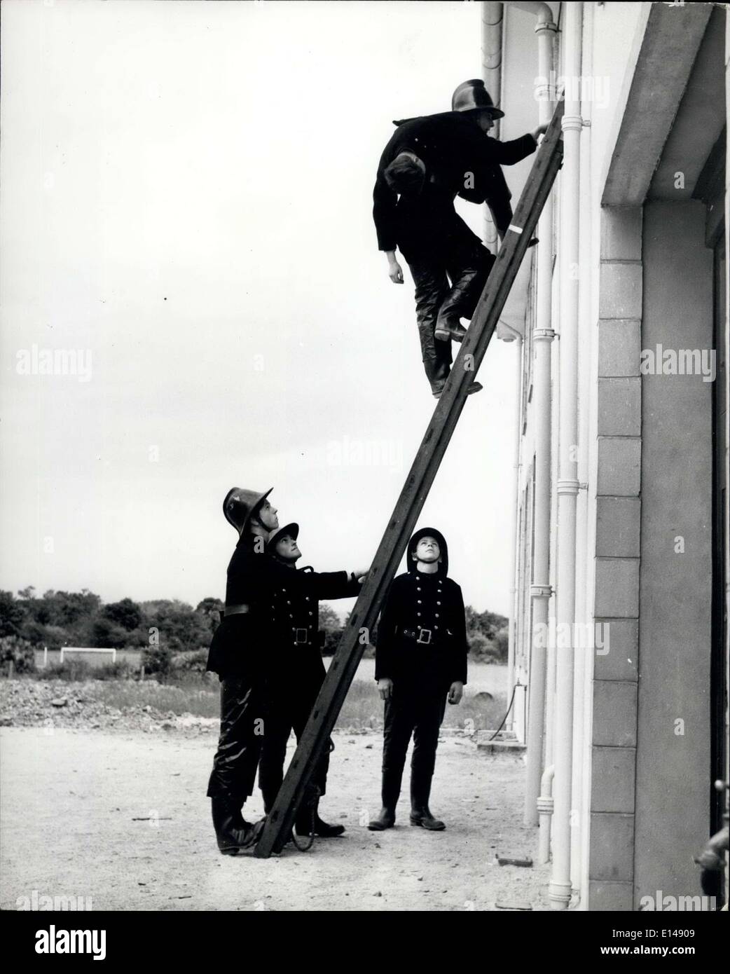 17. April 2012 - senkt The Fire Service Unit Praktiken Opfer aus einem oberen Fenster. Stockfoto