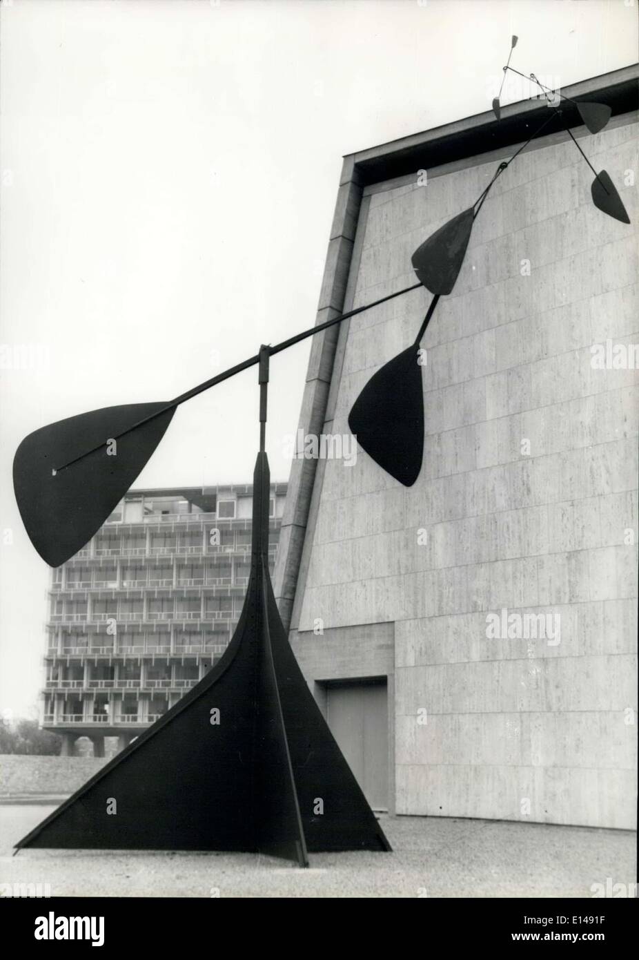 17. April 2012 - eine neue '' "Beweglichen" Denkmal zu zweit: ein neues '' beweglichen "Denkmal in Paris, Unesco Palast errichtet worden. Es ist das Werk von M. Calder. Foto zeigt einen Blick auf dieses neue Denkmal genannt '' Neuzeit '', die durch Wind bewegt wird. Stockfoto