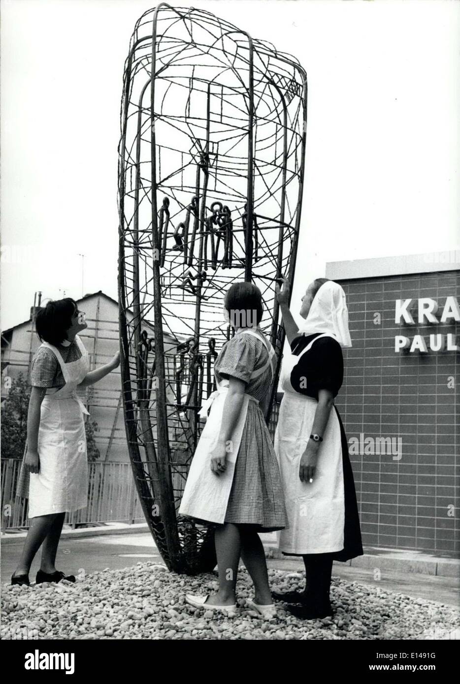 17. April 2012 - Bronzeskulptur zeigt die Wunderheilungen das Evangelium St. Mathews, 9. Kapitel - Dekoration der Stockfoto