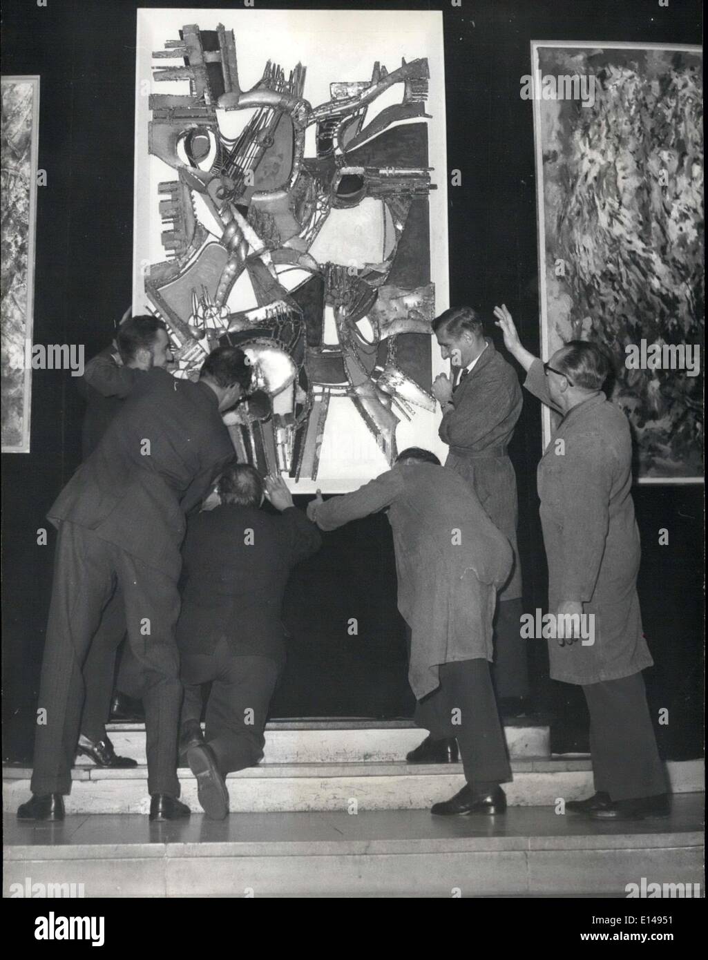 17. April 2012 - die schwerste Leinwand der Welt: Die Galerie Charpentier in Paris sich ab morgen in der Show präsentieren "Ecole De Paris 1963'' auf Ausstellung werden '' schwerste Leinwand der Welt '' mit Bronze geschmückt es wiegt eine Tonne und seinem Autor gemacht 3,000 Schweißungen, sie zu verwirklichen. Das Foto zeigt. Das hängen von '' die schwerste Leinwand der Welt " Stockfoto