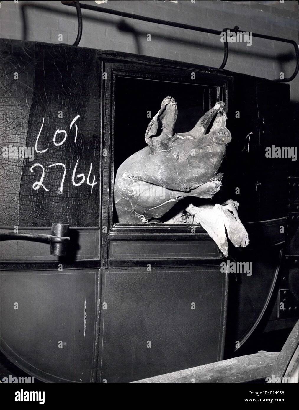 17. Apr. 2012 - Niemand kauft ein ''Schwein in einem o''' was ist mit einem Schwein in einem  tage-Trainer. Beide sind Erinnerungen an alte Filme und beide sind zum Verkauf bei Denham.The Death of Denham Film Studios: Am 24. Februar wird das letzte Kapitel der Geschichte der Denham Film Studios geschrieben, wenn ihre endgültigen Inhalte durch Versteigerung verkauft werden.Es war 1936, dass Sir Alexander Korda die Studios eröffnete, die die größten in Großbritannien waren, Die erste, die hier auf Hollywood Linien gebaut werden und hatte &Pfund;1,000,000 gekostet Stockfoto