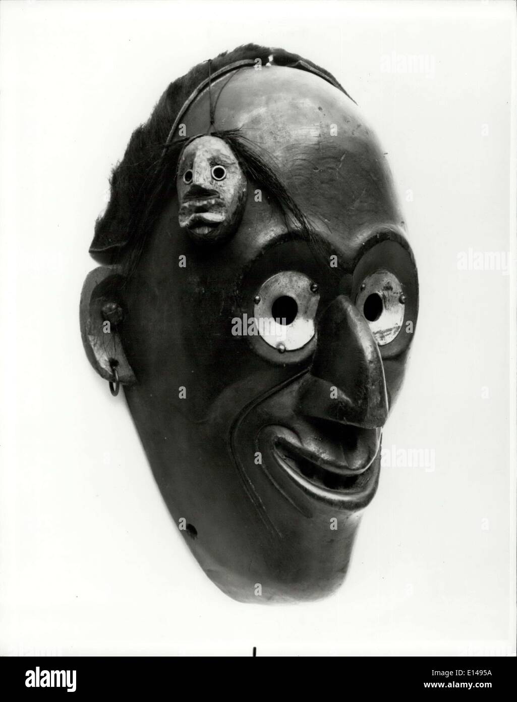 17. April 2012 - Art of the First Americans: In ihrem Haus in einem nicht oberen New York State trugen Irokesen indische Mitglieder der Fasle Face Society Masken wie Thi Cure Disease. Diese und andere Formen indischer Handwerkskunst wurden kürzlich im Whtiney Museum ausgestellt. Stockfoto