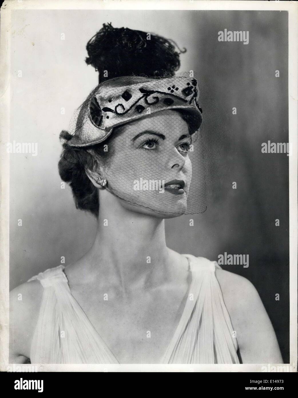 17. April 2012 - '' Quo Vadis'' Mode inspiriert von dem MGM-Film: The Praetorian. Gold satin Hut ist eine Madge Mangold Inspiration von den Helmen getragen von Praetorian Schutz. Bestickt mit Jet, wird es durch eine geschwungene schwarze Strauß Rauchfahne gekrönt. Stockfoto