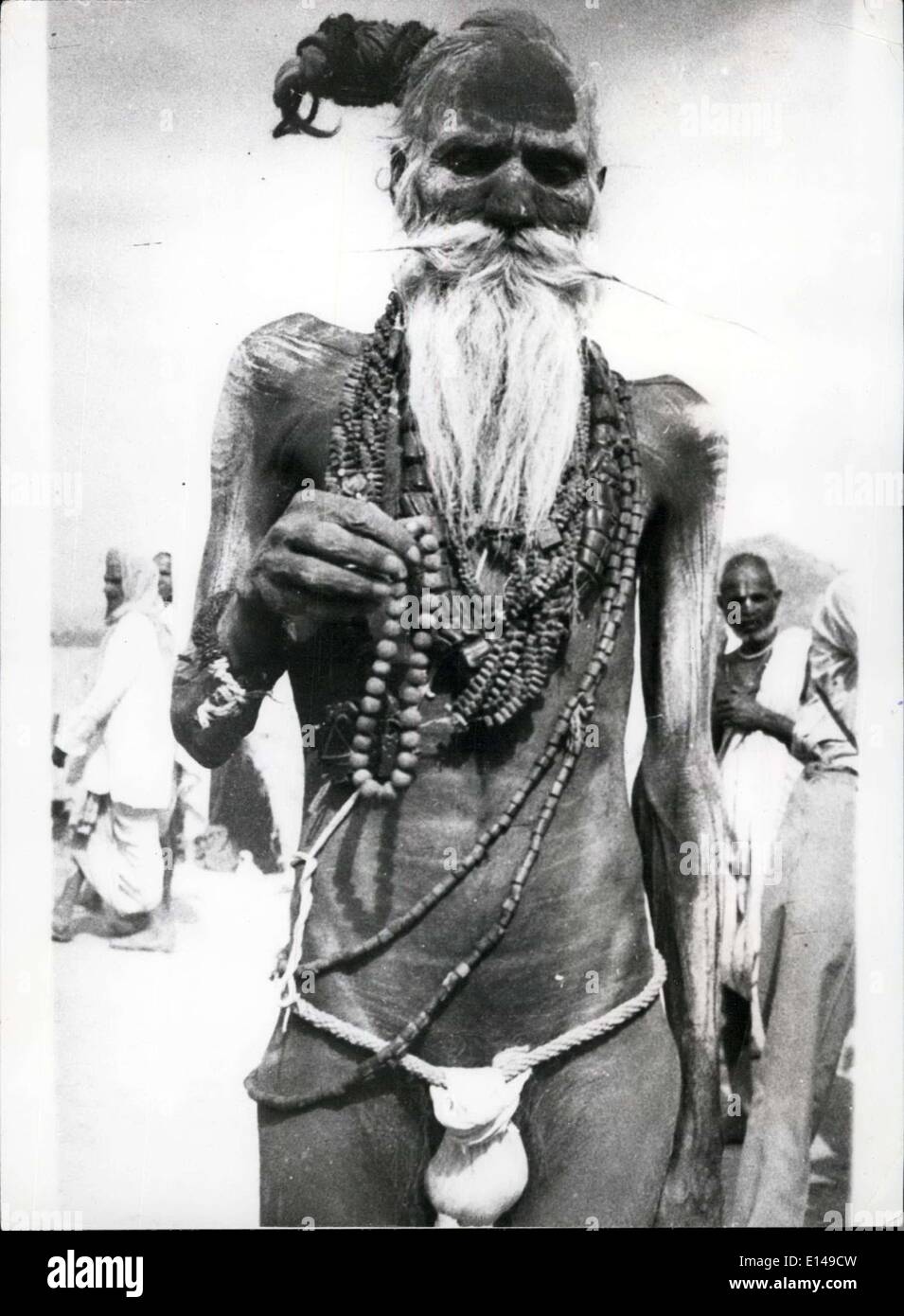 17. April 2012 - A heiligen Mann auf '' (Illegible)'': Sadhus, Hloy Männer oder Fakire, ans Hardwar in Tausenden für das Festival und von beobachtet werden von Tausenden von anderen Gläubigen Männer und Frauen neigen. Hier ist ein '' Bairagi'' Sadhu mit seinen Perlen, praktisch das einzige Kleid, das er trägt. Stockfoto