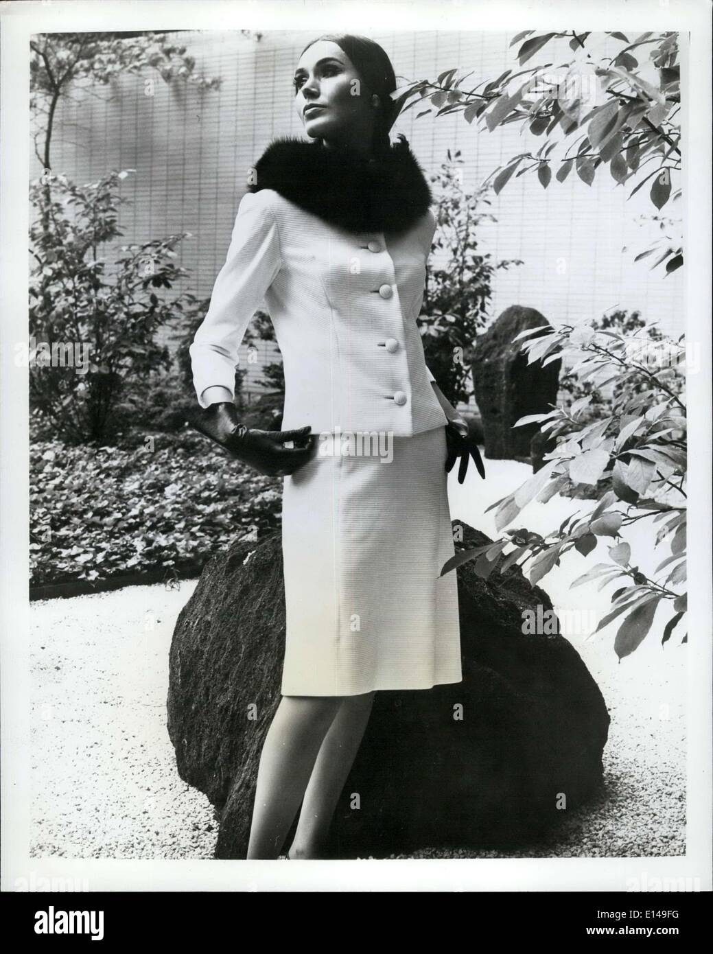 17. April 2012 - erstellt aus einem Vogue Paris Original Muster, entworfen von Jacques Griffe, ist der zweiteilige weißen Anzug. Der Stoff ist einem einzigen osmanischen stabilisierte texturierte Caprolan® Nylon. (registriert in Europa als '' Allyn 707' Stockfoto