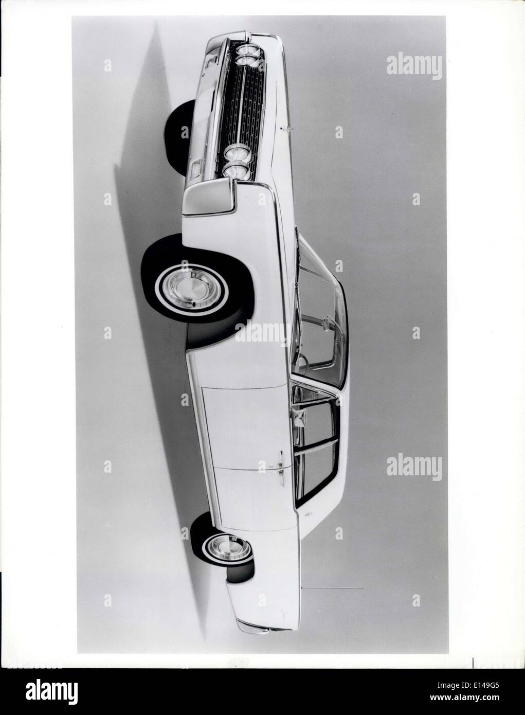 17. April 2012 - das klassische Styling der Lincoln Continental wird verstärkt im Jahr 1962 durch einen neu gestalteten vorderen Stoßfänger, neue Kühlergrill und Scheinwerfer neu positioniert. Das Auto wurden viele Kunden Annehmlichkeiten hinzugefügt. Verfeinerungen der Technik bieten größere Zuverlässigkeit, glatter und ruhiger Reiten und weniger Bedarf für eine Auto-Wartung. Der Luxus Lincoln Continental ist erhältlich in zwei Modelle der vier-Türer oben gezeigt und das nur viertürige Cabriolet in Amerika gemacht. Stockfoto