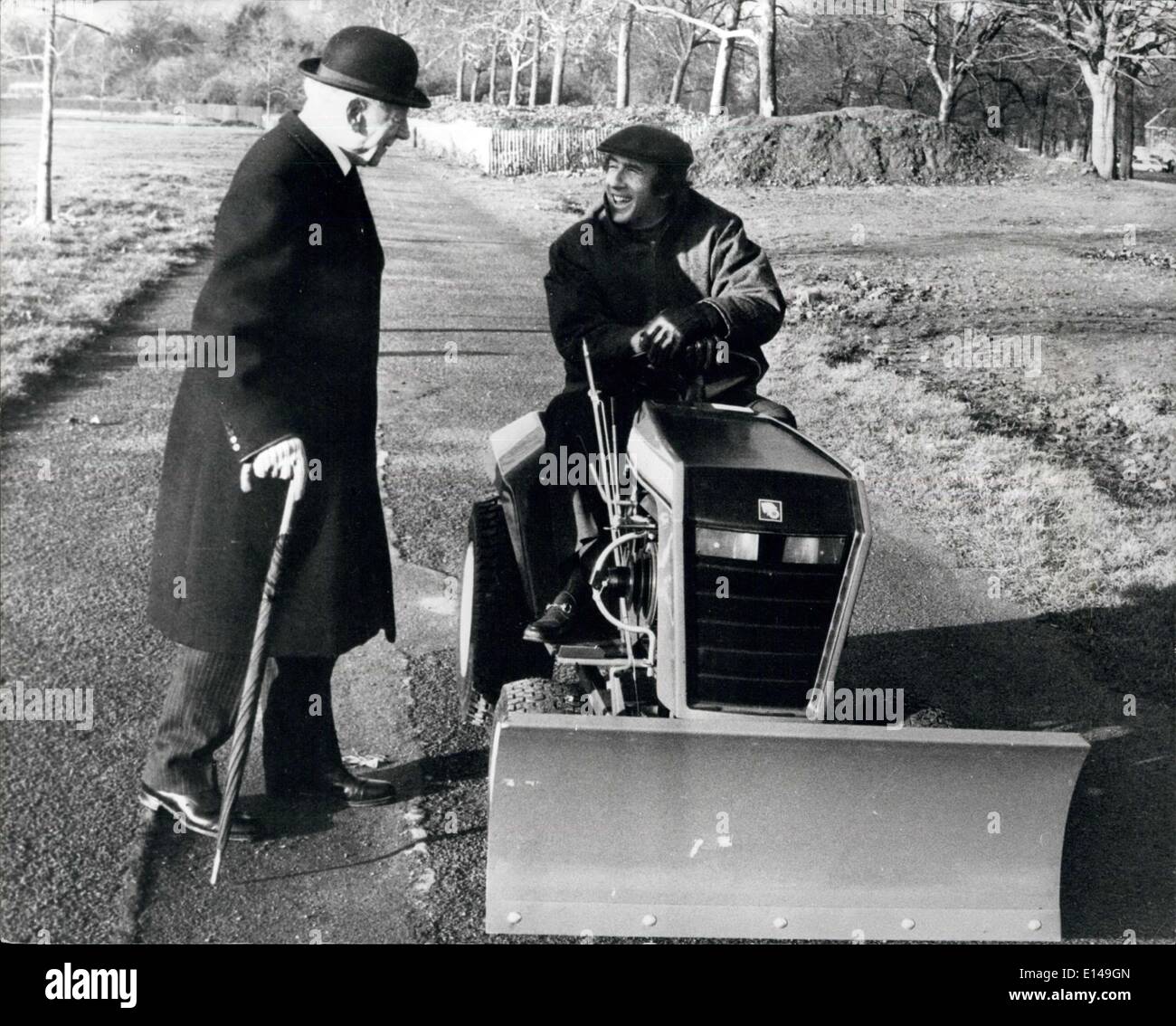 17. April 2012 - Jackie Stewart? Nie gehört von Ihnen: Herr Pinestripe stellte seinen Fuß beim gehen im Hyde Park, da er über einen flachen angeschnittene Ärmel Gent Treiber ein Spielzeug-wie Traktor kommen. Es war: das eine Mal motor-Rennsport-Meisterschaft Jackie Stewart, aber die Karte mit der Melone und Brolly könnte für die Anerkennung nicht die berühmten Schotte entschuldigt werden Für die besten, die er auf seinem Rechner tun konnte war weniger als ein Rekord hektische 10 Meilen in der Stunde., war er am Steuer Od eine Gärtnerei Mini-Traktion, er seine Unterstützung zu fördern, im Gegenzug die britische Distributirs des Traktors G.D Stockfoto