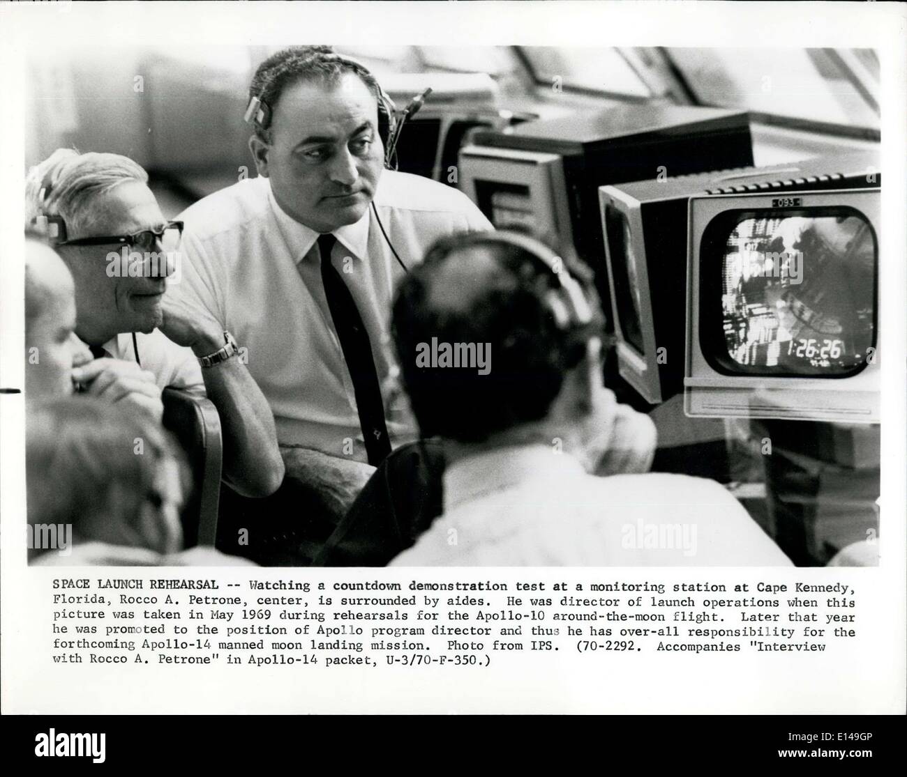 17. April 2012 - Space Launch Probe: Umgeben ist gerade eine Countdown Demonstration test an einer Messstation am Cape Kennedy, Florida, Rocco A. Petrone, Center, bu aides.he war Director of Operations der Start, wenn dieses Bild im Mai 1969 während der Proben für die Apollo-10 um den Mond Flug aufgenommen wurde. Später im selben Jahr wurde die Position des Apollo-Programm-Direktor und sie befördert hat er über alle Verantwortung für die bevorstehenden Apollo 14 bemannte Landung Mondmission. Stockfoto