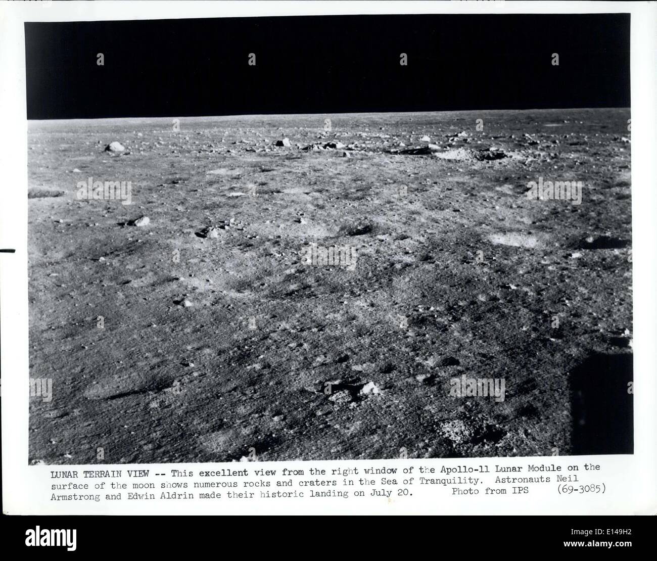 17. April 2012 - Lunar Terrainansicht: Diese ausgezeichnete Ansicht aus dem rechten Fenster der Mondlandefähre der Apollo-11 auf der Oberfläche des Mondes zeigt zahlreiche Felsen und Krater im Meer der Ruhe. Astronauten Neil Armstrong und Edwin Aldrin machte ihre historischen Landung am 20. Juli. Stockfoto