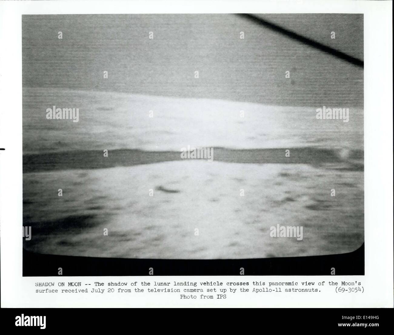 17. April 2012 - kreuzt Schatten auf Moon-The Schatten des Fahrzeugs Lunar Landing dieser Panoramablick auf der Oberfläche des Mondes erhielt 20 Juli aus dem Fernsehen, die, das Kamera von den Astronauten der Apollo-11 eingerichtet. Stockfoto