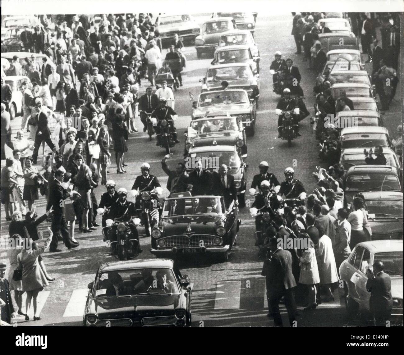 17. April 2012 - Apollo 11 Astronauten in Paris: Apollo 11 Astronauten der ersten Menschen landen auf dem Mond derzeit auf Tour 22 Länder, heute sie in Paris kamen zu besuchen. Das Foto zeigt die drei Apollo 11 Astronauten Fahrt durch die Straßen von Paris heute in einem offenen Wagen L-r: Michael Collins, Neil Armstrong und Edwin Aldrin. Stockfoto