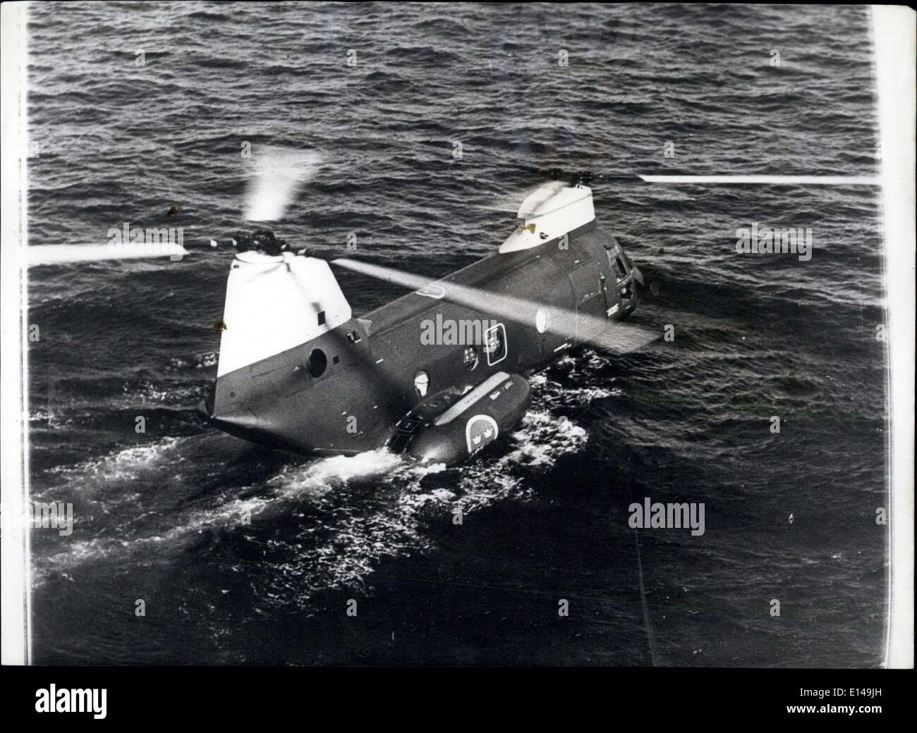 17. April 2012 - amphibischen Hubschrauber verwendet offenbart: Hubschrauber werden jetzt Amphibien. Diese Boeing HKP-4 Zugehörigkeit zu den schwedischen Luft Forch sieht man ruht auf hoher See wie ein Schwimmer. In den USA entwickelte neue schwimmende Konzept ermöglicht eine viel größere Vielseitigkeit bei militärischen Operationen. Es ist sogar geplant, Amphi-Copter ausgiebig in Zukunft unterseeischen Kriegsführung Technik zu verwenden. Das Foto zeigt amphibischen Hubschrauber HKP-4 ruht auf dem Ozean während den letzten Manövers zu sehen. Stockfoto