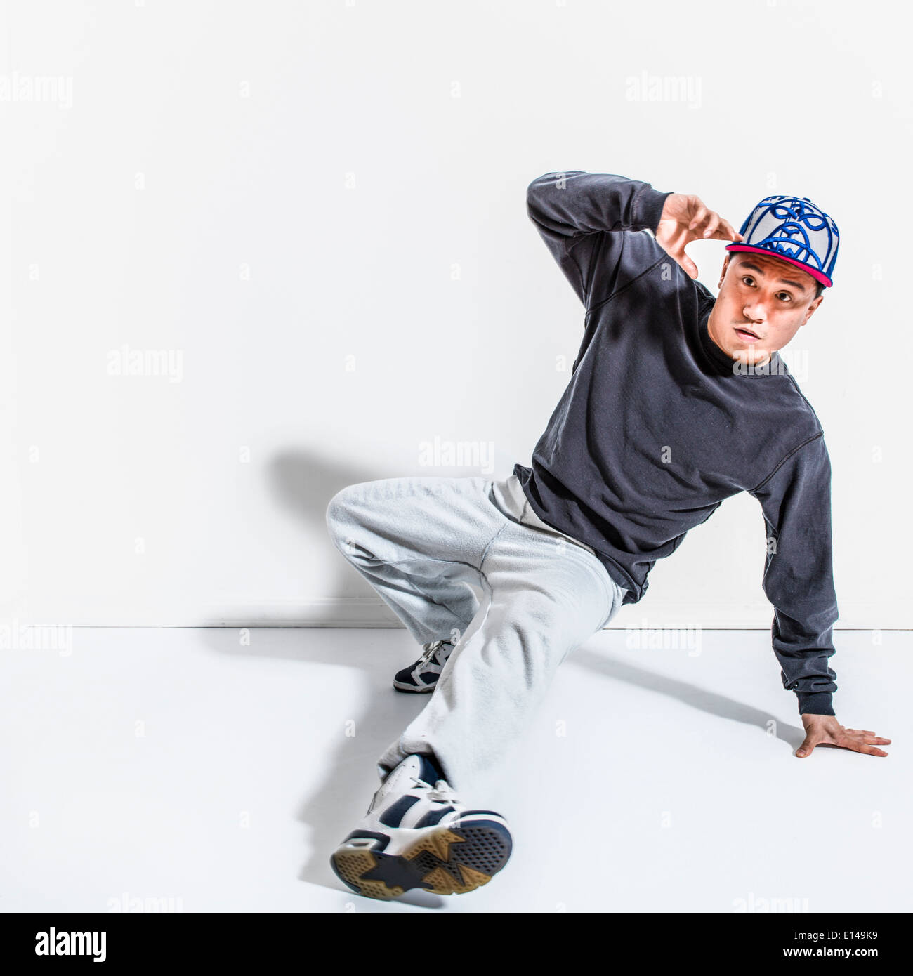 Gemischte Rassen Tänzerin Schattenwurf auf Wand Stockfoto