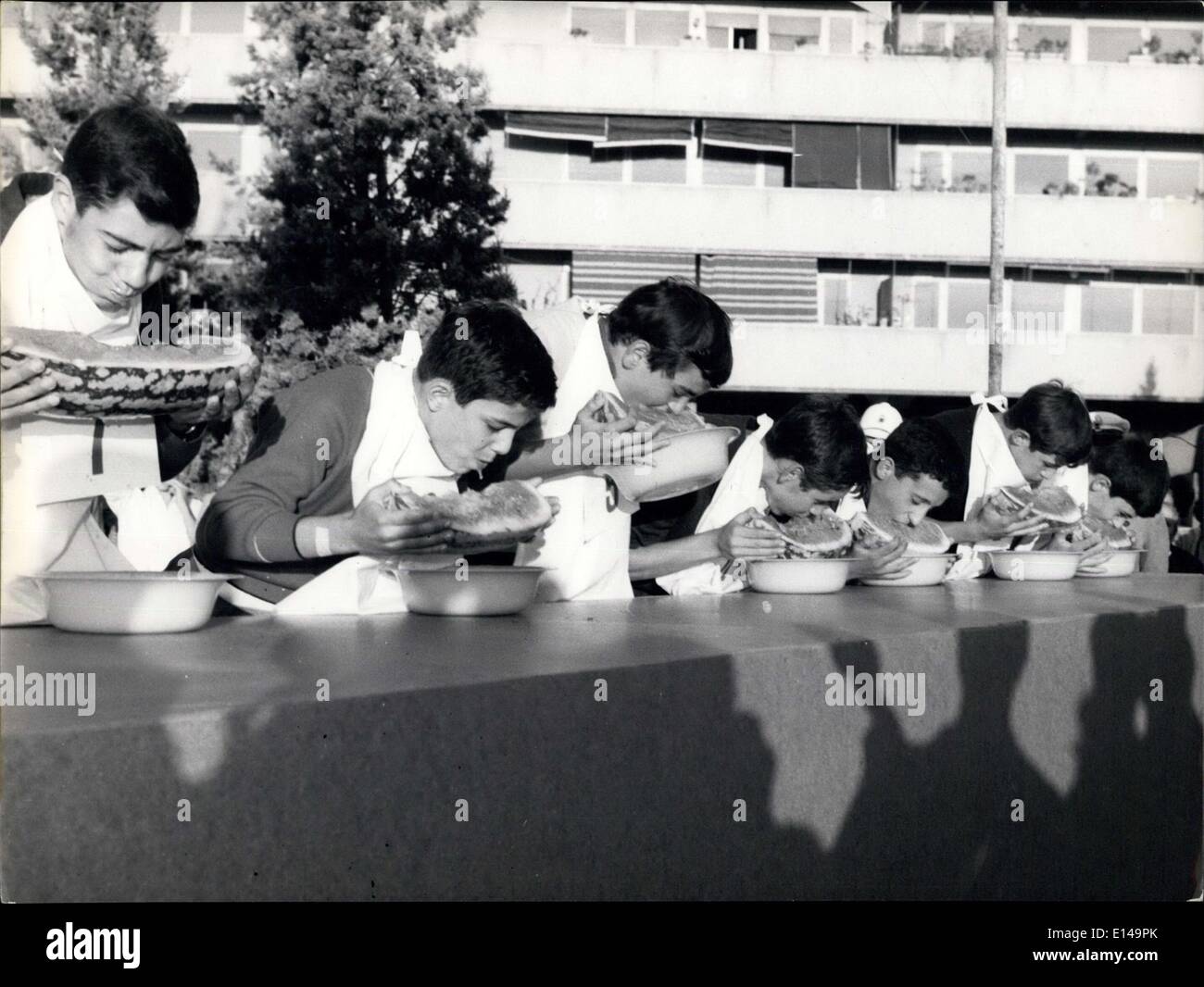 17. April 2012 - wurde eine originelle Wettbewerbe reserviert für Kinder unter 10 Jahren an diesem Nachmittag in Rom. Gewinnt junge Antonio Longo, die in einer Minute hat verschlingen kg 1.390 von Wassermelone. Stockfoto
