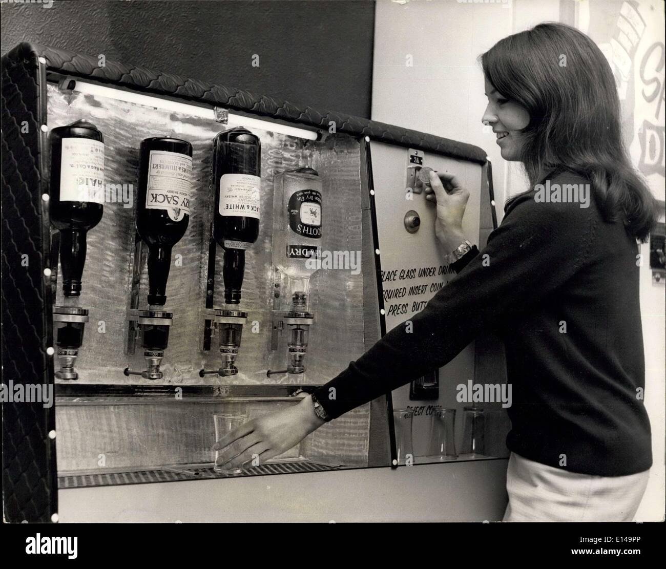 17. April 2012 - The Machine Bardame.: Großbritannien erste  Münz-öffentliche bars - Maschinen verkaufen Bier und Spirituosen, in London  gezeigt wurden. Die Maschinen sind bestimmt für den Einsatz im Theater  Fayers, Rennen