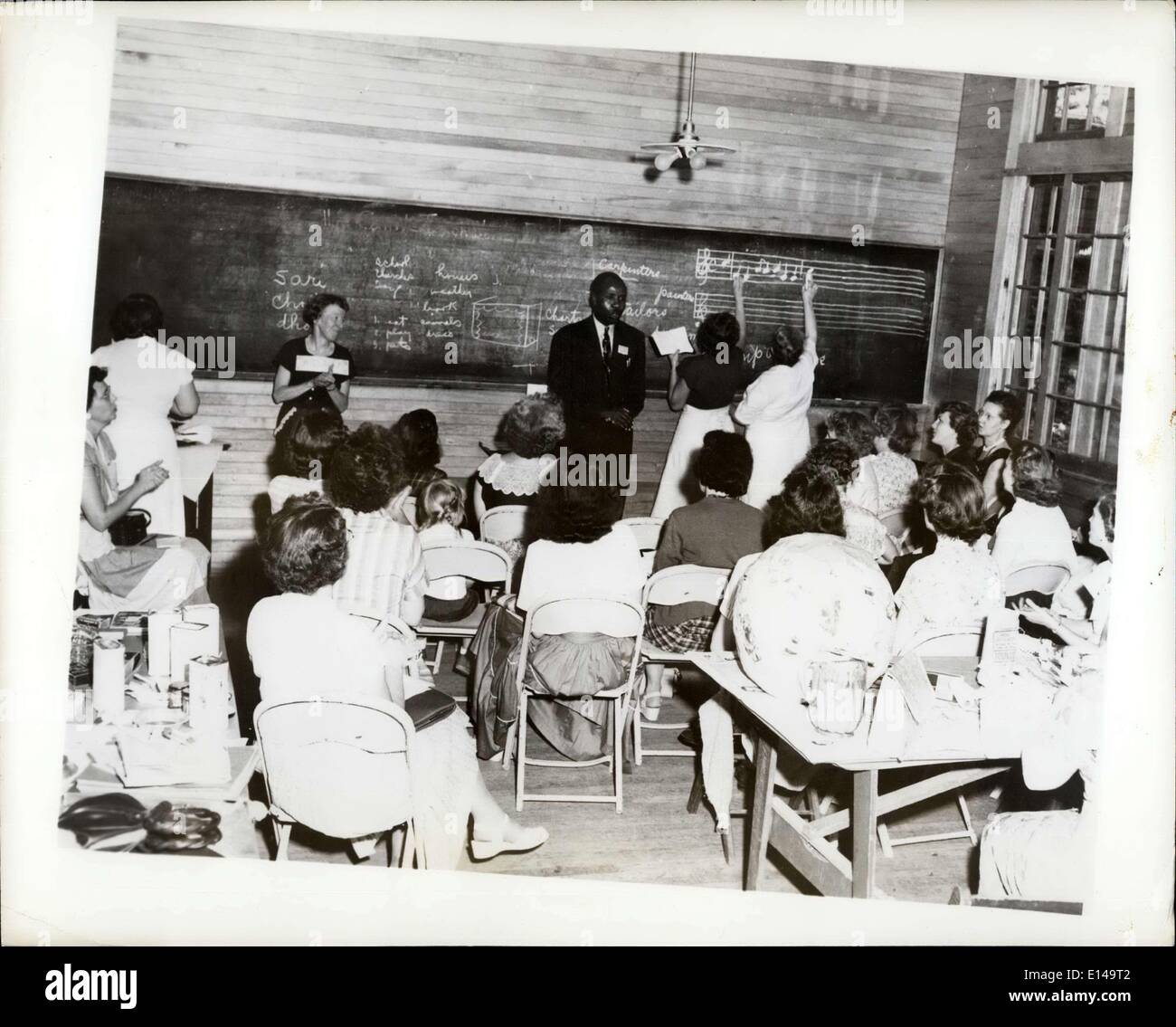 17. April 2012 erscheint - Missionar Bildung Klasse Silver Bay, NY - Enoch Chieza, ein Methodist Laie aus Süd-Rhodesien, Durchführung einer Klasse der Sonntagsschule Lehrer und Minister Frauen auf einer Konferenz über die christliche Weltmission hier. Die Klasse, um einen in der missionarischen Ausbildung für Kinder, bekommt eine visuelle Demonstration, wie ein Rhodesian Krieg-Gesang in einem Gospel-Song verwandelt wurde. Stockfoto