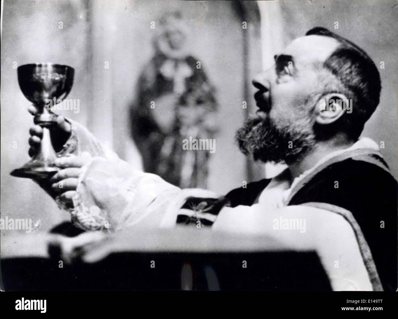 17. April 2012 - Bild zeigt: - Padre Pio gesehen während der Messe in der Kirche der Kapuziner in San Giovanni Rrotondo. Stockfoto