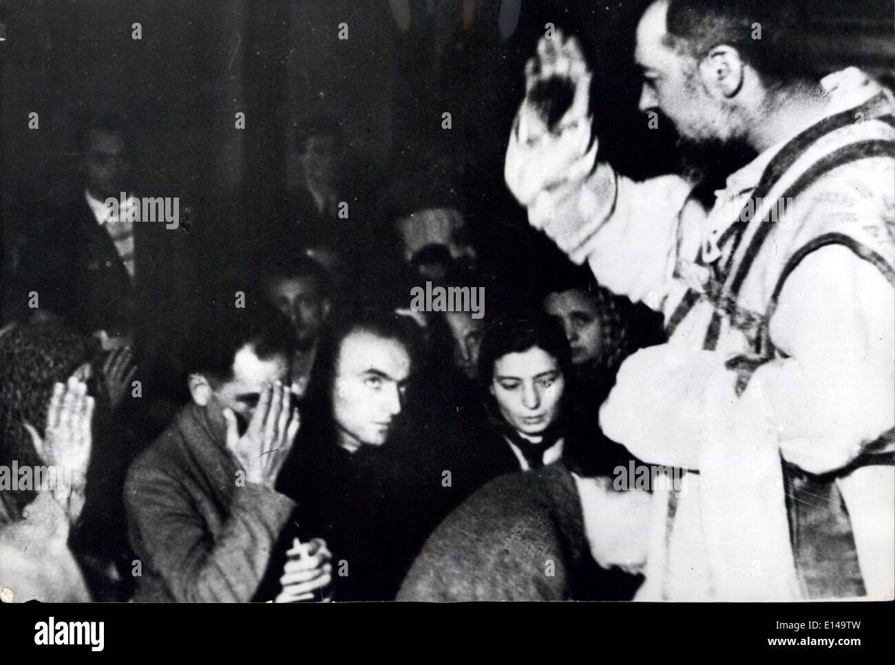 17. April 2012 - Bild zeigt:-Padre Pio da die Gläubigen in der Kirche der Kapuziner-Kloster segnet. Die Narbe an der rechten Hand ist deutlich sichtbar. Stockfoto
