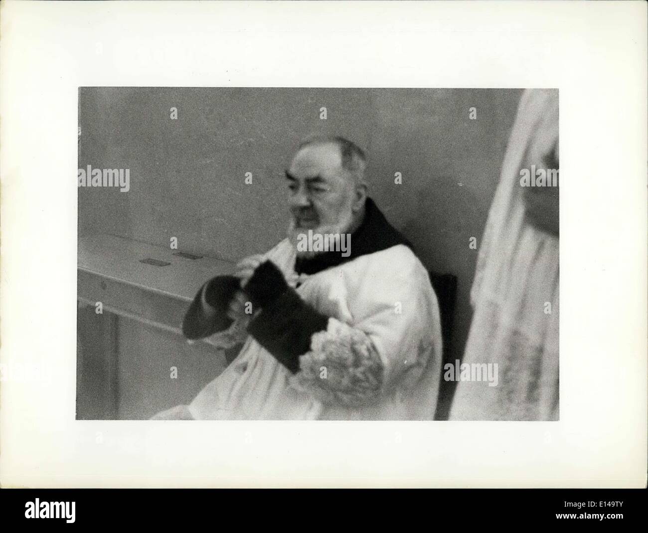 17. April 2012 - San Giovanni Rotonno: Padre Pio da Pietralcina der berühmte Mönch '' Stigmata'' in einigen Bildern eingegangen genommen in San Giovanni Rotondo des Landes in Süditalien wo er lebt und wo er ein religiöses Zentrum bekannt auf der ganzen Welt geschaffen hat. Ist dieser Tage die Nachricht, dass ein '' White Book'' geschrieben von seinen Anhängern auf dem ONU Urteil vorgelegt wird. Padre Pio erhielt gestern den Besuch der italienischen Meisterschaft Fuß-Ball-Team von Inter. Stockfoto