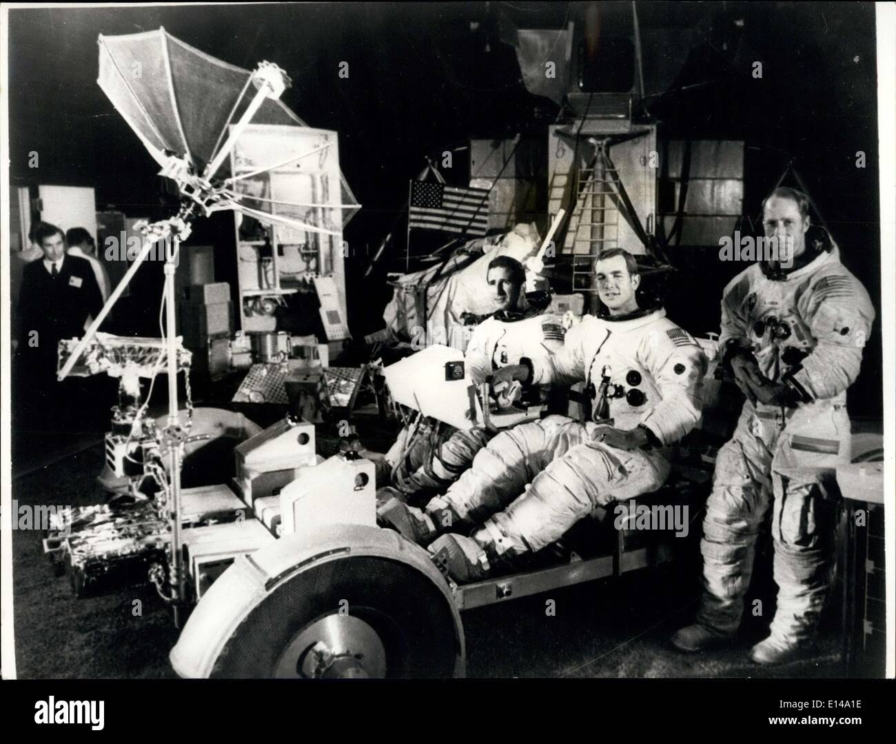 17. April 2012 - Vorbereitung auf Apollo 15 Mission: Vorbereitungen gehen nun voran für die Mondmission Apollo 15 von amerikanischen Astronauten, wer eine sechs Meilen lange Fahrt ein Mondauto Nutzungszeit werden. Foto zeigt Astronauten James Irwin (links) und David Scott, sitzen in einem Mondauto, eines davon auf der Mondmission Apollo 15 im Juli verwendet wird. Rechts ist Alfred Worden. Stockfoto