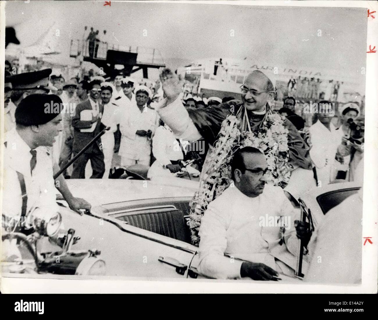 17. April 2012 - Papst Paul In Indien: bei seiner Ankunft am Flughafen Papst Paul VI. Bowley erkennt die Grüße von den großen Massen wünschen Paclued Flughafen. Stockfoto