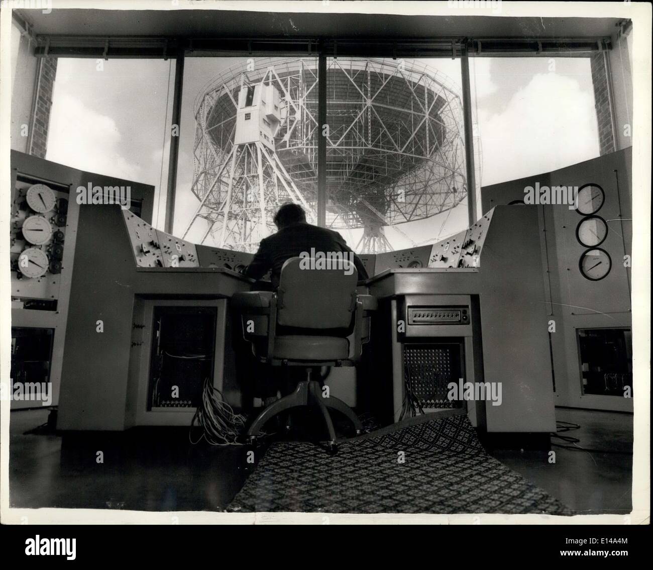 17. April 2012 - größte Radioteleskop der Welt für die wissenschaftliche Erforschung der Atmosphäre.: das größte Radioteleskop der Welt - wurde der Presse gestern zum ersten Mal gezeigt. Ar Jodrell Bank gebaut, Cheshire für Manchester University - zu einem Preis von etwa £650.000 - es besteht aus einem gigantischen Cooper mesh Schüssel 750 Tonnen schwere und schweben zwischen zwei Türmen 180 ft hoch. Mittel für den Bau wurden von der Abteilung für wissenschaftliche und industrielle Forschung und der Nuffield Foundation zur Verfügung gestellt. Der Durchmesser der Schale beträgt 250 ft - und die Antenne Masten sind 62 1/2 ft Stockfoto