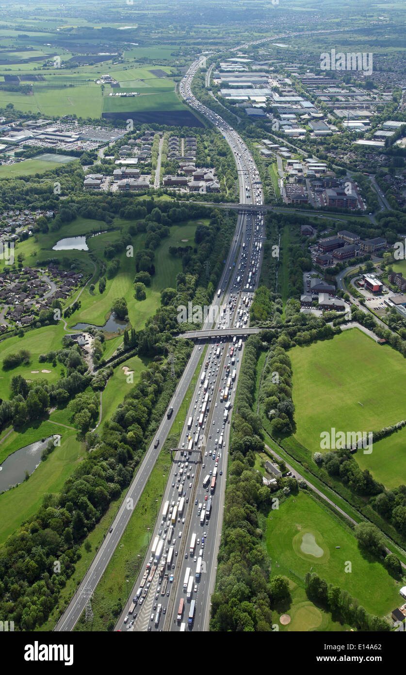 Luftaufnahme des M6 Autobahn Satinhandschuhe Blocks voll von Verkehrsdaten im Stau in Cheshire Warrington Stockfoto