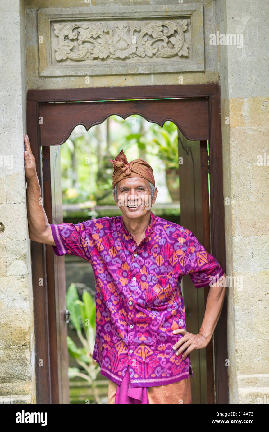 Balinesische Arbeiter lächelnd in Holz Torbogen Stockfoto