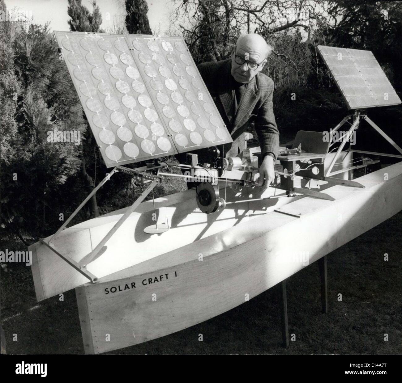 17. April 2012 - Alan Freeman mit seinem ersten solar betriebenen Aufwand, ein Boot, das im Februar 1975 erbaut wurde und dem er hofft, dass, ihm der erste Schöpfer eines solar betriebenen Flugzeugs zu führen. Stockfoto