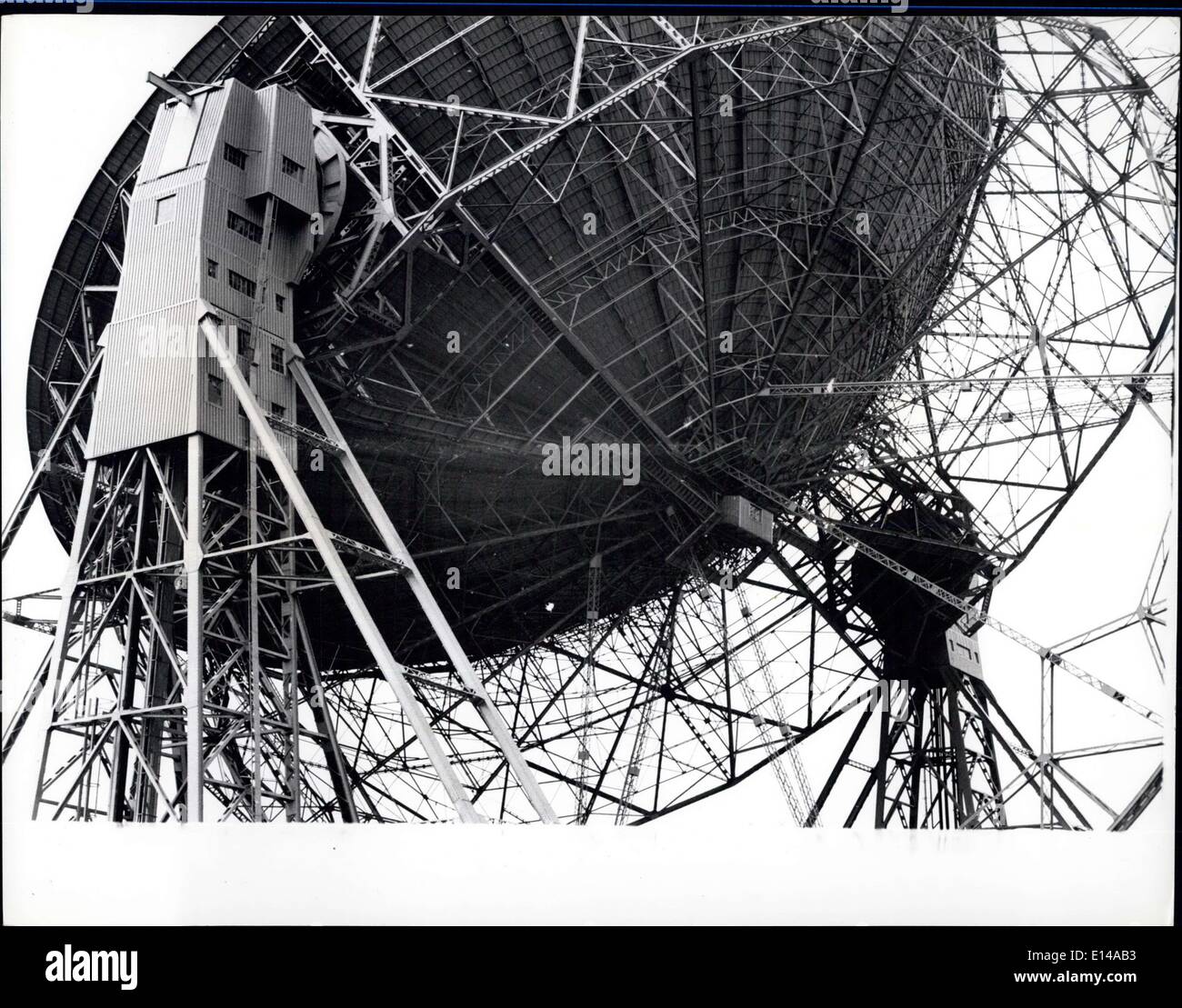 17. April 2012 - Großbritannien führt in der Radioastronomie: die Ohren, die das Universum für Radiostrahlung aus der Ferne und Qusars Scannen sind Großbritanniens berühmten Teleskopen bei Jodrell Bank in der Nähe von Macclesfield, Cheshire, deren Wachsamkeit die leiseste Schallwellen holt. Jede Nation in der Welt verdankt Jodrell Bank Station ist Großbritanniens oberen Spaceman, Professor Sir Bernard Lovell. Ein Blick unter die Schüssel mit dem riesigen Radioteleskop Mark ich. Stockfoto