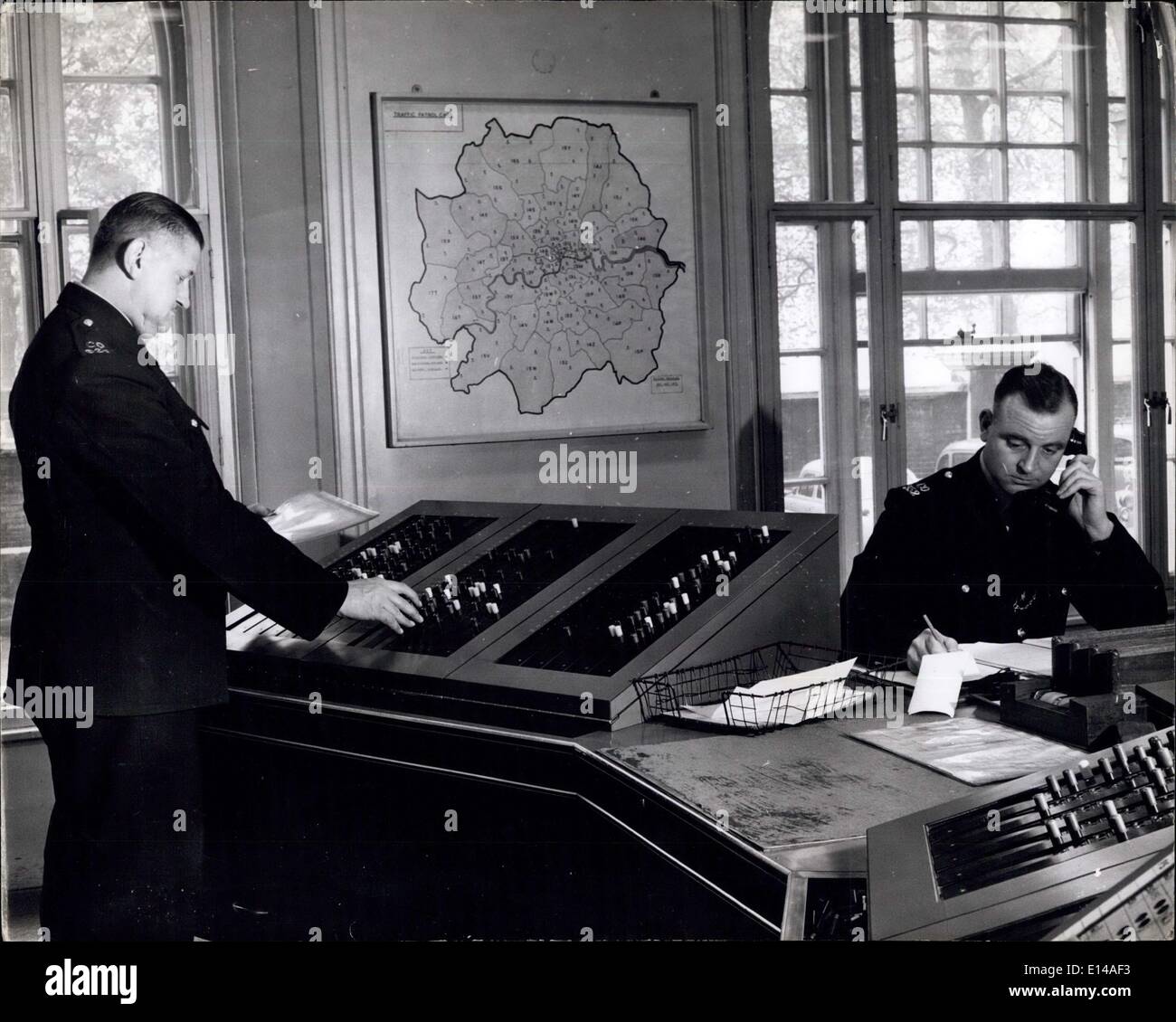 17. April 2012 - Position aller Wireless-Autos: ein Offizier betreibt ein Brett die Stollen um alle Polizeiautos für einen Job zu kennzeichnen gefärbt hat. Stockfoto