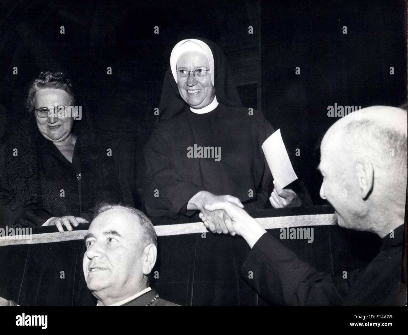 17. April 2012 - Vatikan 1.10.64 - heut beim Ökumenischen Rat: eine Gruppe von Prüfern von Links zu richtigen Manquise Amalia Montnezemolo; Profsoressa Alda Miceli Präsident der Mission der Regalita; australische Rosemary Goldie; Mutter Mary Luke Präsident aller überlegene Mütter der Vereinigten Staaten und Marie Louise Monnet erste weibliche Auditor. Foto zeigt Marie Louise Monnet und Mutter Mary Luke, die den Rat zum ersten Mal präsentiert. Stockfoto