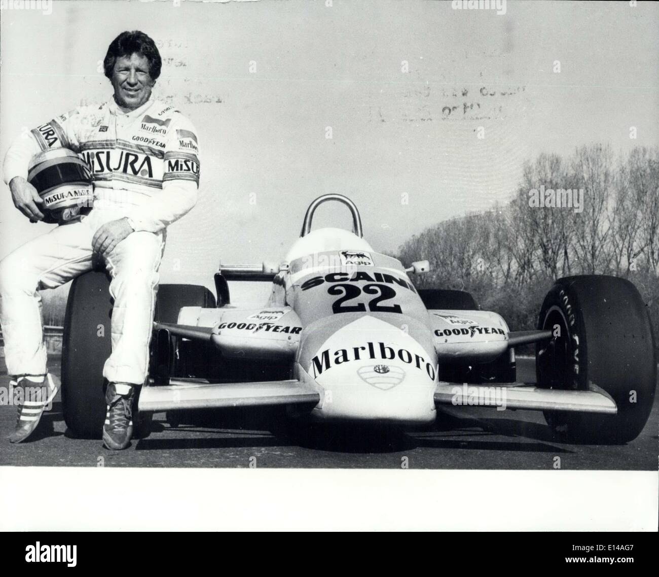 17. April 2012 - Mario Andretti Tests der neuen Alfa-Romeo: Abgebildet auf der Rennstrecke Balocco nahe Mailand, ist Mario Andretti, US-amerikanischer Rennfahrer, nach einem Testlauf in der neue Alfa Romeo, die er bei der Weltmeisterschaft 1981 fahren wird. Stockfoto