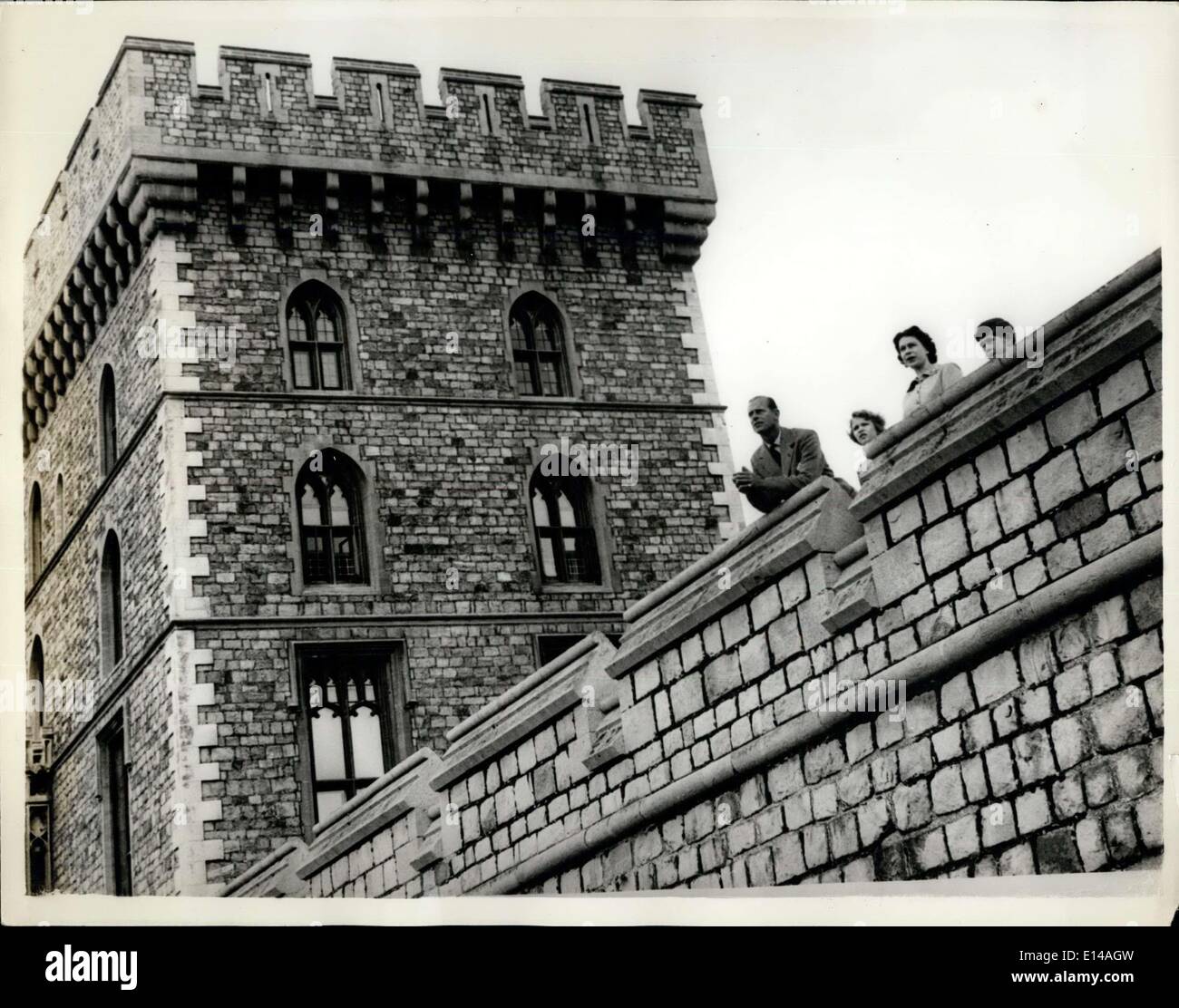 17. April 2012 - nicht zu vor der Samstag, 6. Juni 1959 Tageszeitungen veröffentlicht werden. Die Königin mit ihrer Familie auf Schloss Windsor. Die Königin und ihre Familie auf dem Osten Terrance mit der Königin Turm im Hintergrund. Stockfoto