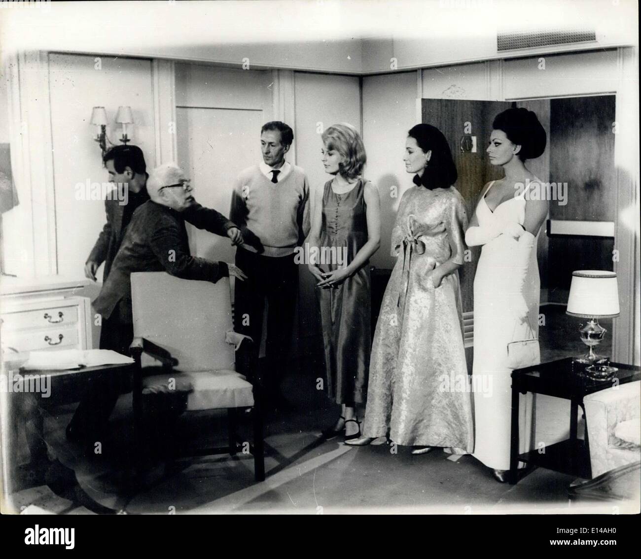 17. April 2012 - Charlie Chaplin leitet seinen neuen Film: Im Pinienwald Dreharbeiten für den neuen Chaplin Film '' A Countess from Hong Kong'' begonnen hat. Chaplin, den Film leitet die Sophia Loren und Marlon Brando Sternen, hat auch das Drehbuch geschrieben und komponiert Bühnenmusik. Foto zeigt Charlie Chaplin am Set im Pinienwald mit Sophia Loren in einem krassen weißen Kleid. Stockfoto