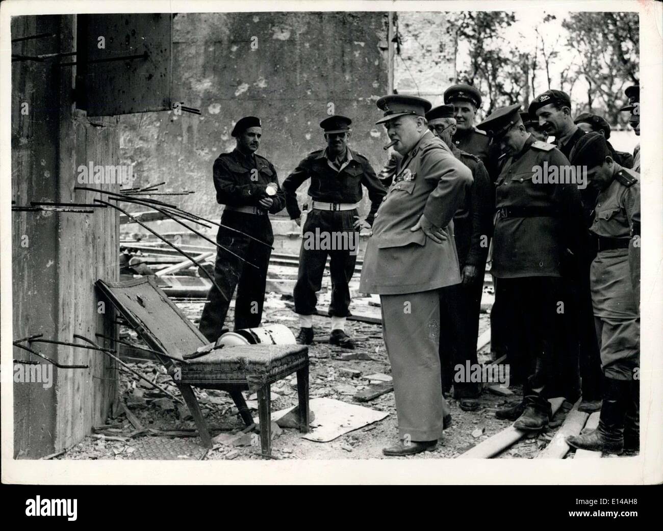 17. April 2012 - Churchill sieht zertrümmert Hitlers Stuhl: während seiner Tour von der ruiniert Kanzleramt Mr. Churchill zeigte sich von seiner Stockfoto