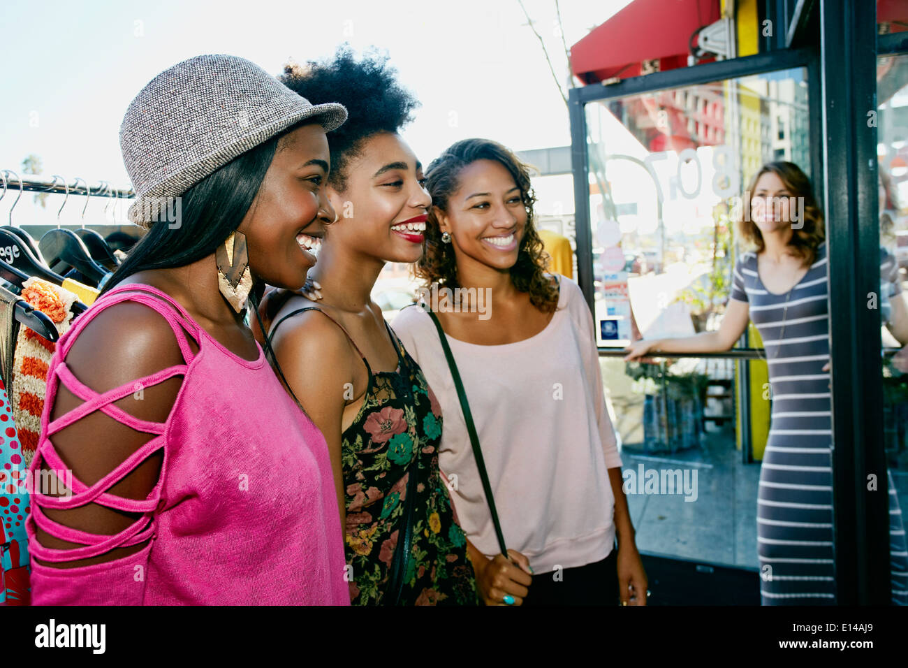 Frauen auf Stadtstraße einkaufen Stockfoto