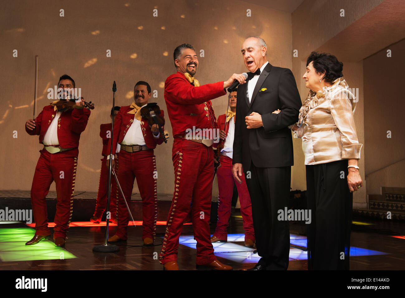 Frisch vermählte Paar Gesang bei Hochzeitsfeier Stockfoto