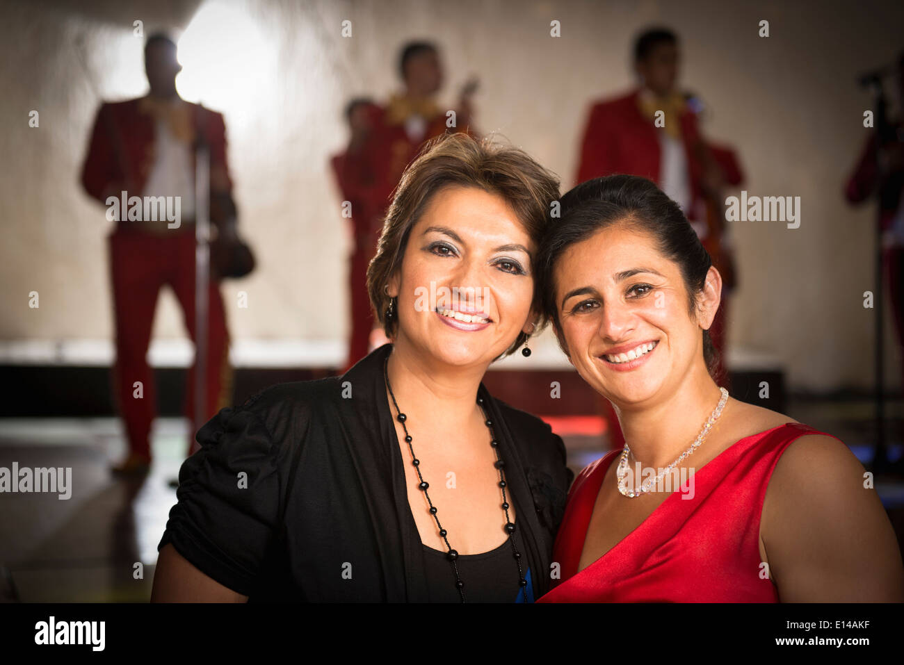 Hispanische Frauen Lächeln bei Hochzeitsfeier Stockfoto