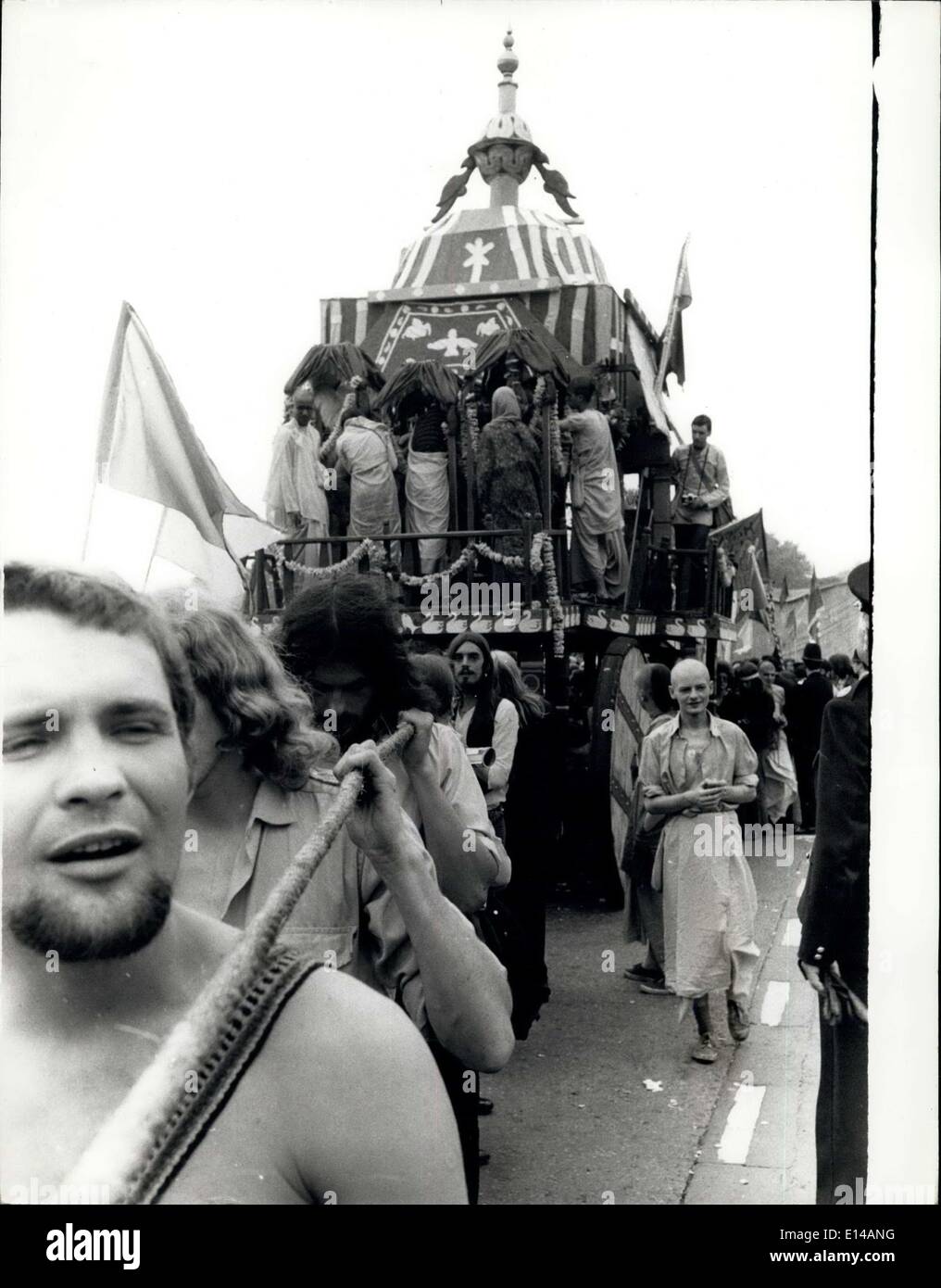 17. April 2012 - sind Jagganatha Gottheiten auf einem riesigen Wagen durch die Straßen von London vorgeführt.  Bildern Stockfoto