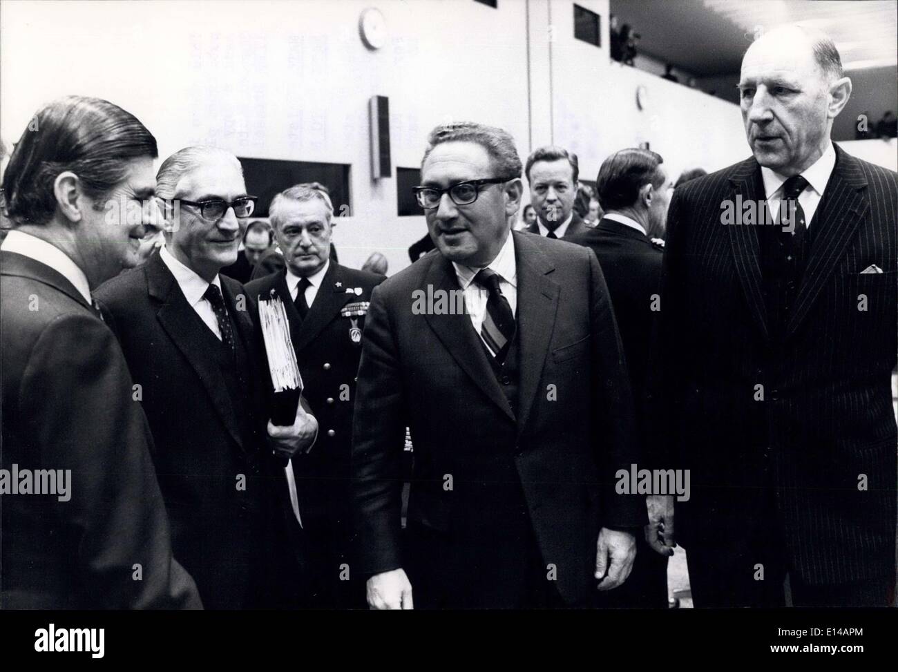 17. April 2012 - der Ministersitzung des NATO-Rates begann heute (12. Dezember) im NATO-Hauptquartier. Hier gezeigt ist (von links nach rechts) der griechische Außenminister, Herr D.S. Bitsios (Präsident d' Honneur); der stellvertretende Generalsekretär des Staates der NATO, Herr P. Pansa Cedronio; die US-Außenministerin, Herr H. Kissinger und der Generalsekretär der NATO, Mr J.M.A.H. Luns. Stockfoto