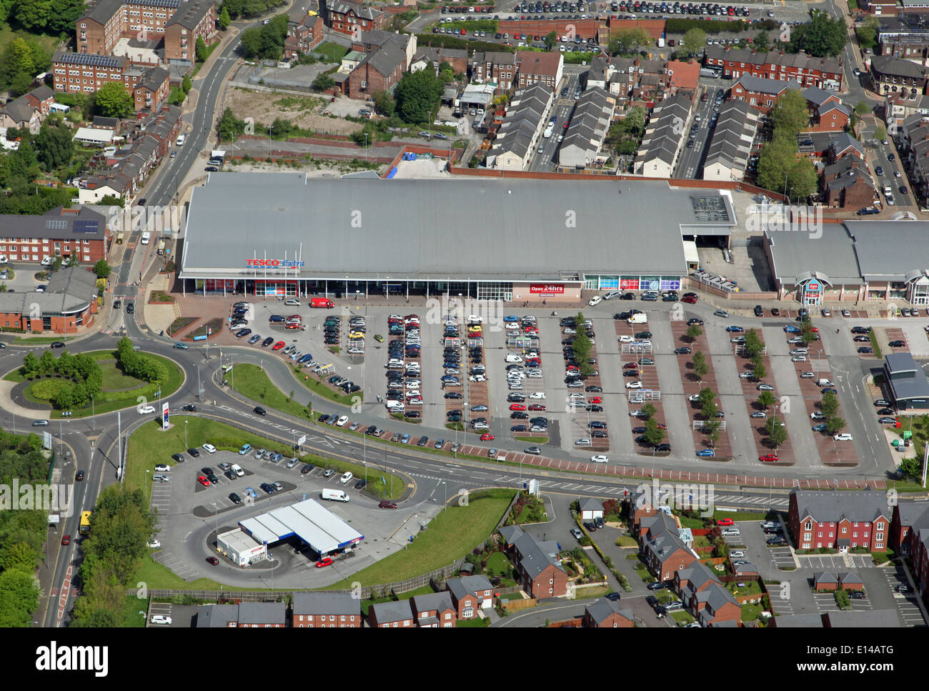 Luftaufnahme von Tesco-Supermarkt am Prescot in der Nähe von Liverpool Stockfoto