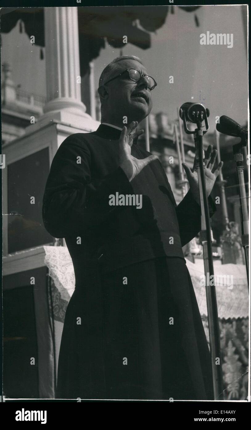 17. April 2012 - Madrid, Spanien: Italienischer Jesuit Prediger Pater Ricardo Lombardi, hat eine Reihe von wichtigen Chats auf soziale in Madrid gegeben. religiöse und politische Angelegenheiten in der Welt. In seinem letzten predigen, Armeria Square, in der Nähe der ehemaligen Königspalast zog, die ein Publikum von mehr als 35.000. Foto zeigt Pater Lombardi bei seinem predigen. ein Blick auf das erweiterte, mit dem königlichen Palast im Hintergrund, während Lombardi predigen. Stockfoto