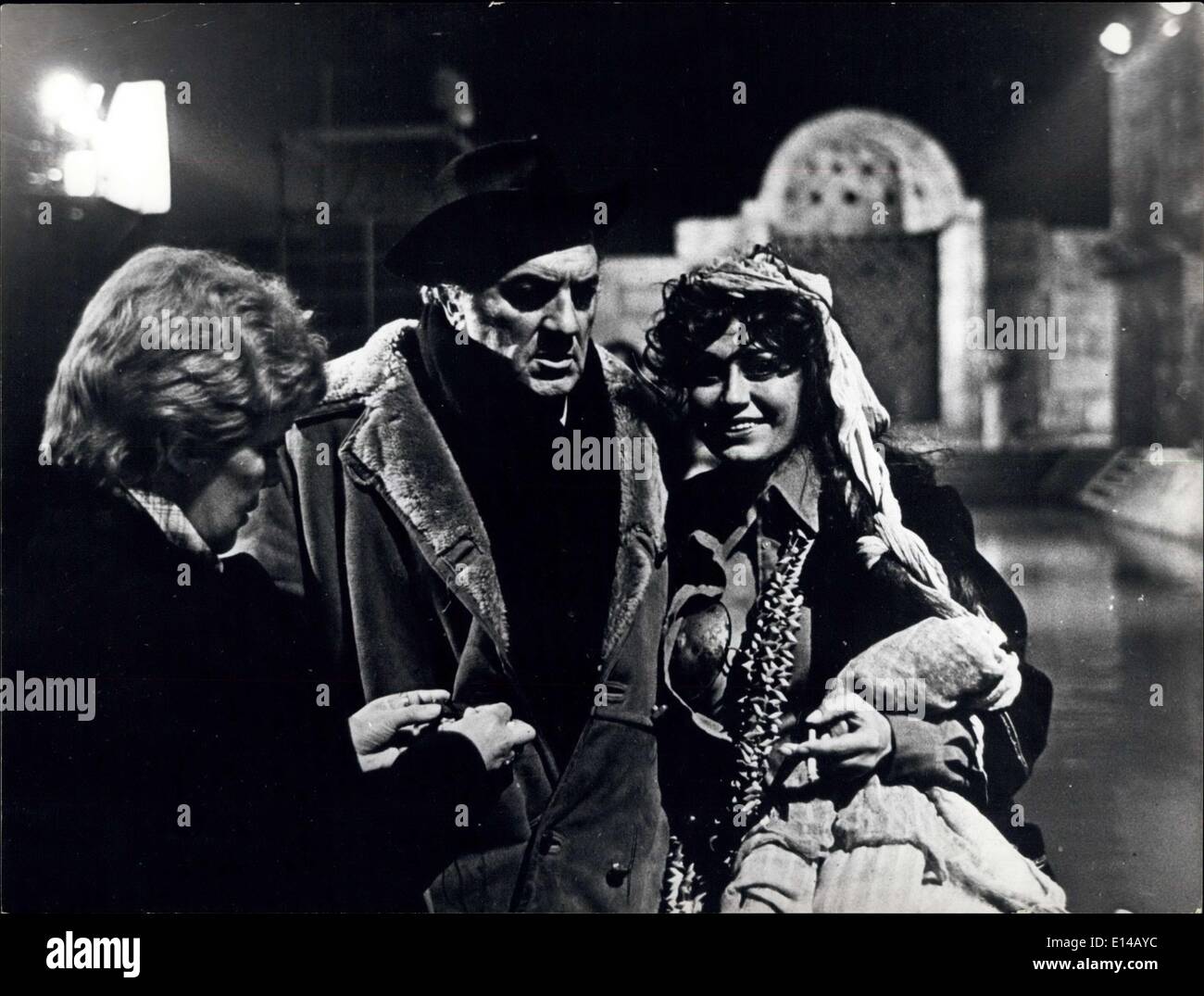 17. April 2012 - das Unglück des Films "Casanova" unter der Regie von Federico Fellini. Den Film produzieren Haus Angeklagten des Direktors, auf lange Sicht zu gehen und haben überschreiten die Grenzen der Arbeit, während der Direktor antwortet, dass nur einige unerwartete Hindernisse, die ihm die Arbeiten verzögern verpflichtet gewesen. Foto zeigt Federico Fellini am Set mit einer Schauspielerin. Stockfoto