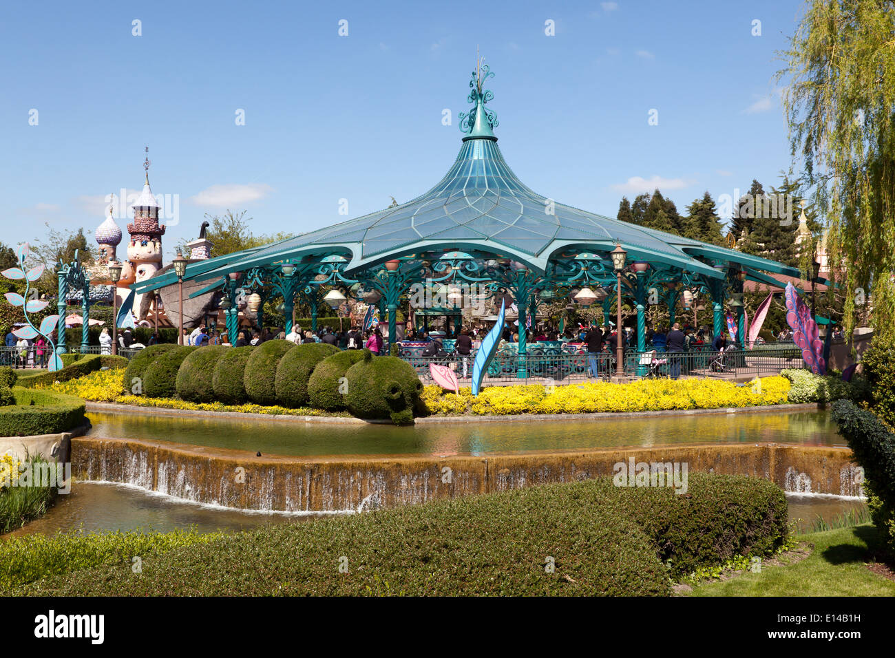 Blick auf den Mad Hatter Teetassen Fahrt im Fantasyland im Disneyland Paris. Stockfoto