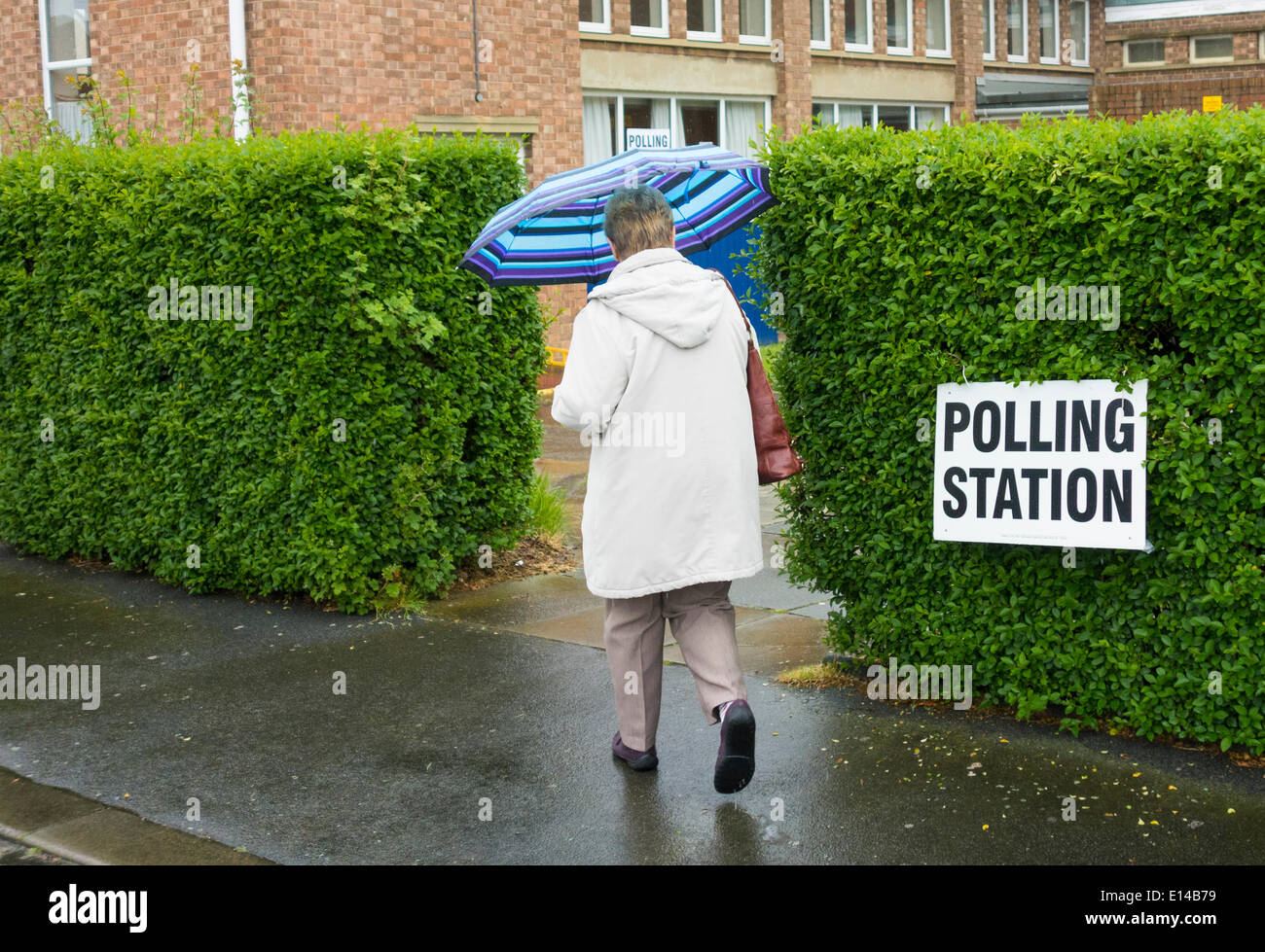 Billingham, England, Vereinigtes Königreich. 22. Mai 2014.  Schweren Morgen Regen in Billingham, Nord-Ost-England als Wahlen zum Europäischen Parlament Wahllokale geöffnet landesweit Credit: ALANDAWSONPHOTOGRAPHY/Alamy Live News Stockfoto