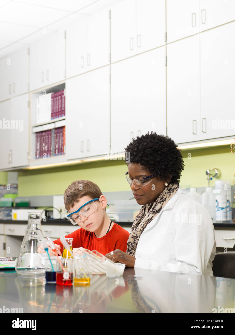 Schüler und Lehrer arbeiten im Chemie-Labor Stockfoto