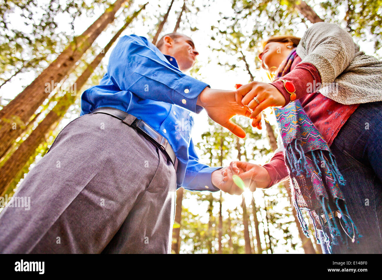 Hispanische paar halten Hände in Wald Stockfoto