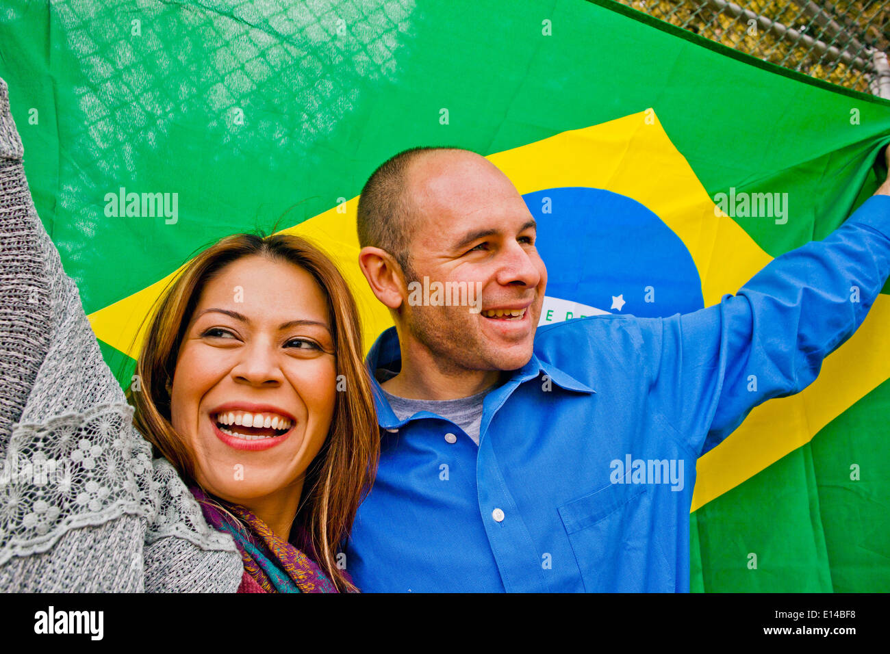 Hispanische paar Holding brasilianische Flagge Stockfoto